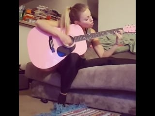 Britney amber играет классно на гитаре и восхитительно поет