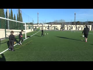 Gardien de foot entrainement sortie dans les airs et relance à la main v2