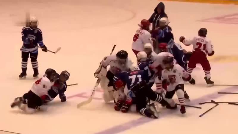 В саратове хоккейный матч между командами комета и аксай завершился массовой дракой все бы ничего, но пацаны 2009 года рождения