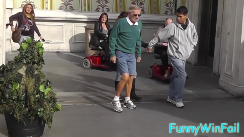 Парень переоделся в костюм куста и пугает людей