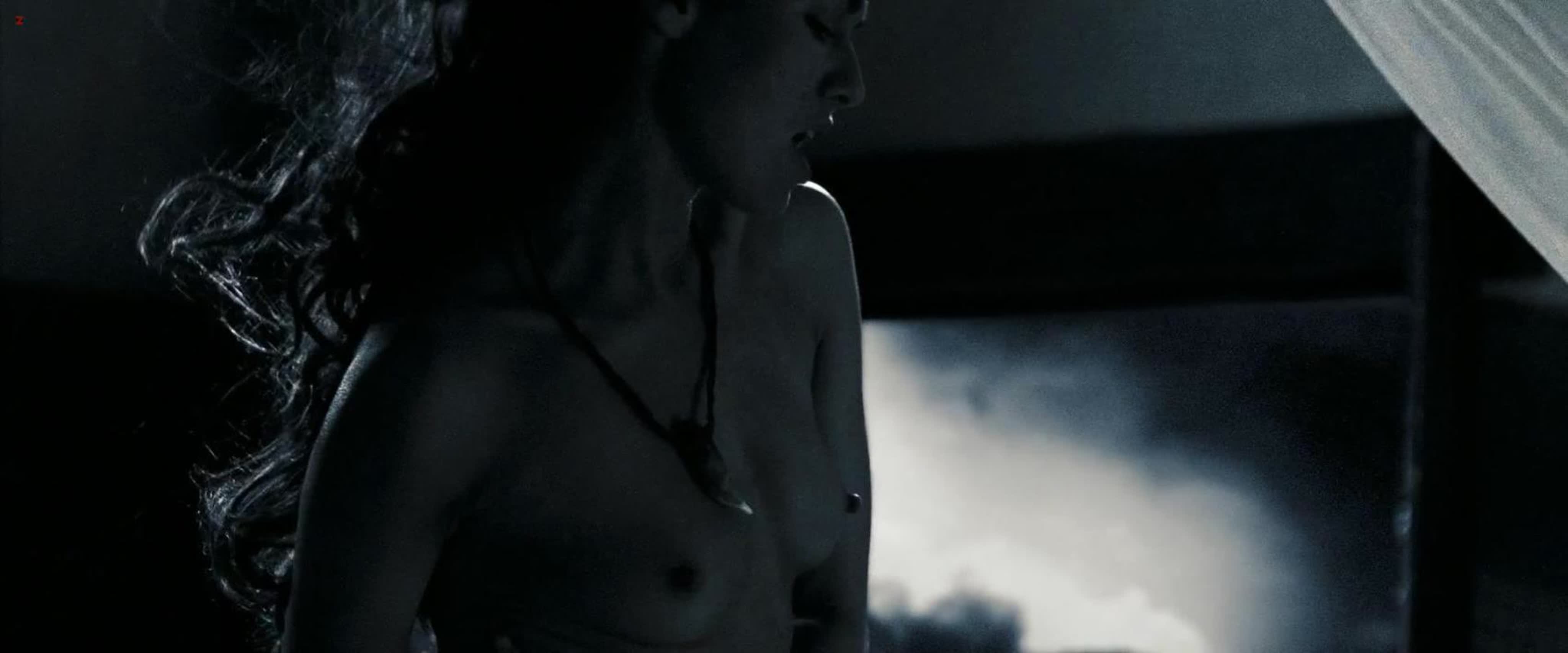 Күйеуі әйелін фаллуспен және өзін бір уақытта трахает