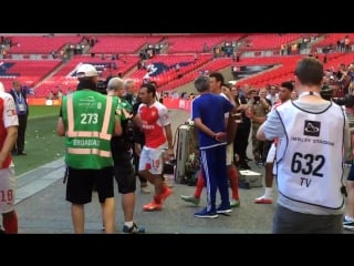 Mourinho shakes hands with each arsenal player but he & wenger ignore each other & jose throws