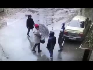 Молодые пристают к прохожим (360p)