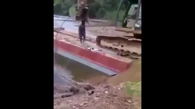 كپشن و كامنت با شما ! من ديگه رد دادم no good ‍♀️ جرثقيل كاميون اشتباه تصميم رودخانه د ( 600 x 480 ) mp4