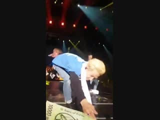 This one from @vinetssi camera i love mino so much ajbdmahsh my diambil!!! at the end everwheretourinjkt mino winner @official m