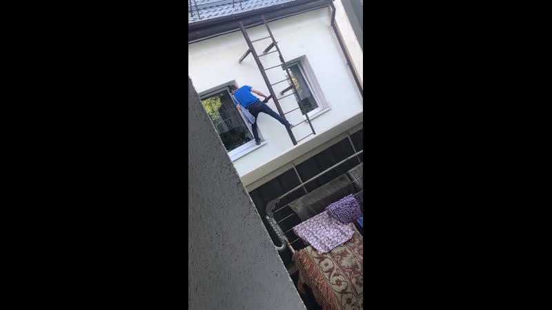 Игорь пьяный обещает выебать в жопу васю за долг в 50 рублей