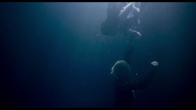 Нож, упавший в воду