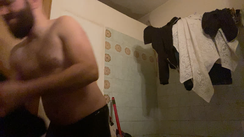 Sklaveandreas zieht sich latex an