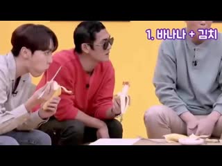 Сынкван ест банан с кимчи