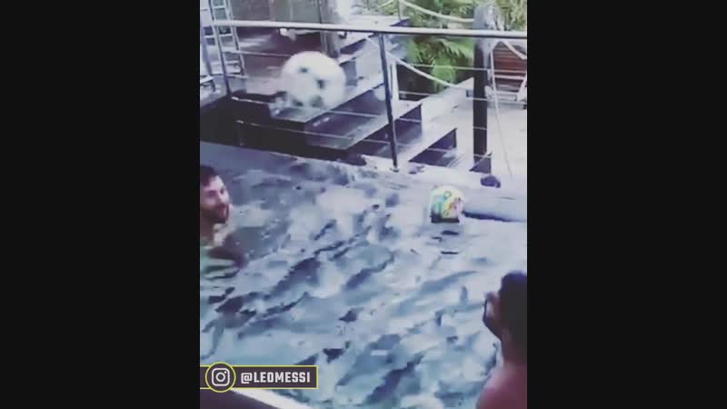 Месси и суарес набивают в бассейне