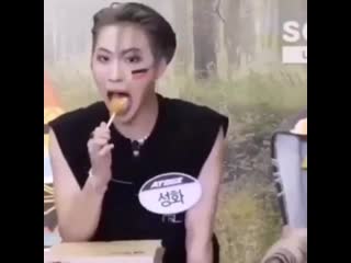 Кушает котя 🥺