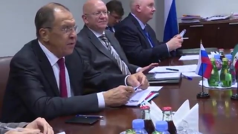 © печальная лошадь и папуасы