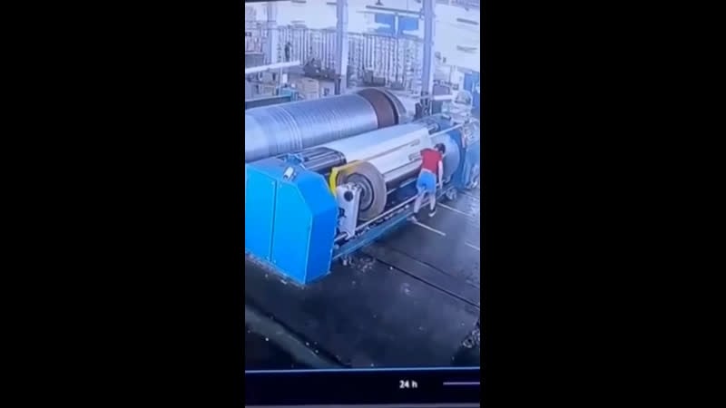 В китае в городе циндао несмышлёная девушка нарушила технику безопасности и её намотало на станок