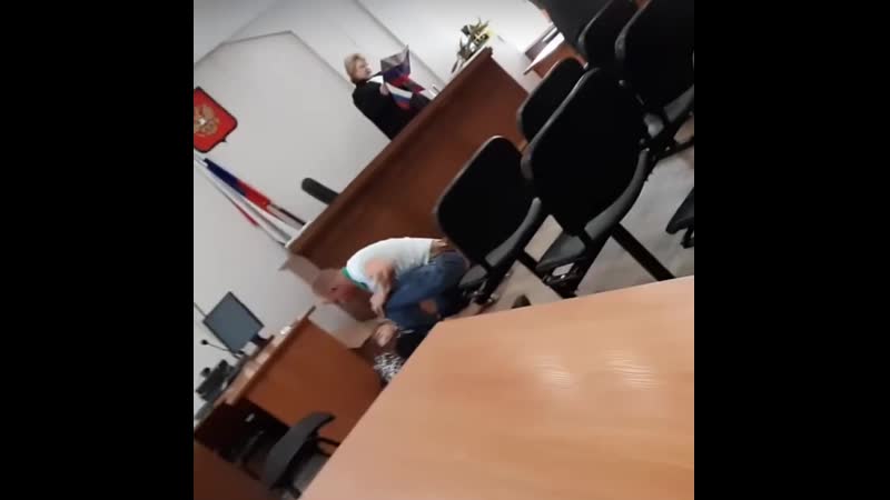 Судья продолжила зачитывать приговор после инсульта подсудимой)) расея хули)