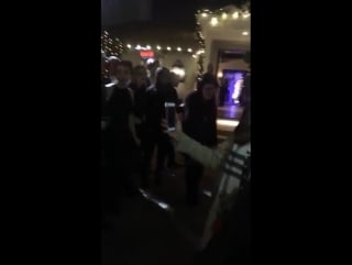 Nina dobrev com amigos em uma festa natalina em los angeles ontem (10/12)