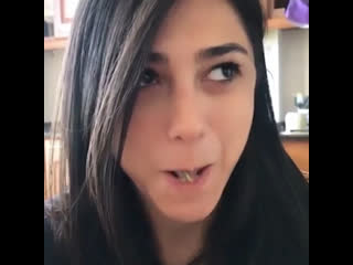 Завязала узелок языком