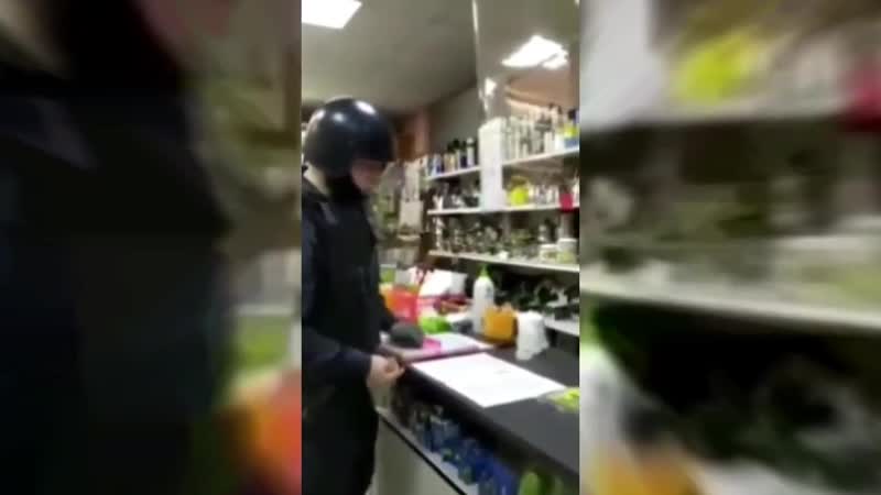 Полицейский разъяснил продавцу что нужно продать товар без маски грамотный мент который