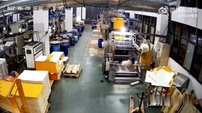 На китайской фабрике рабочего намотало на станок
