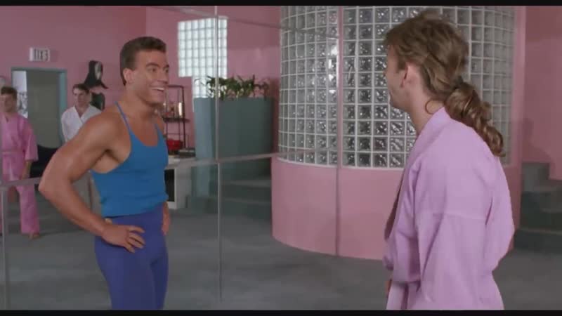 Чед занимается растяжкой с девочками двойной удар