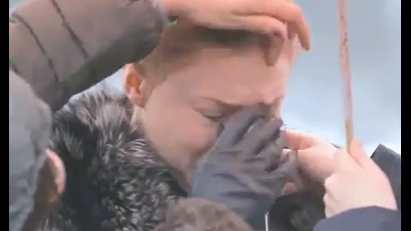 Софи тернер плачет