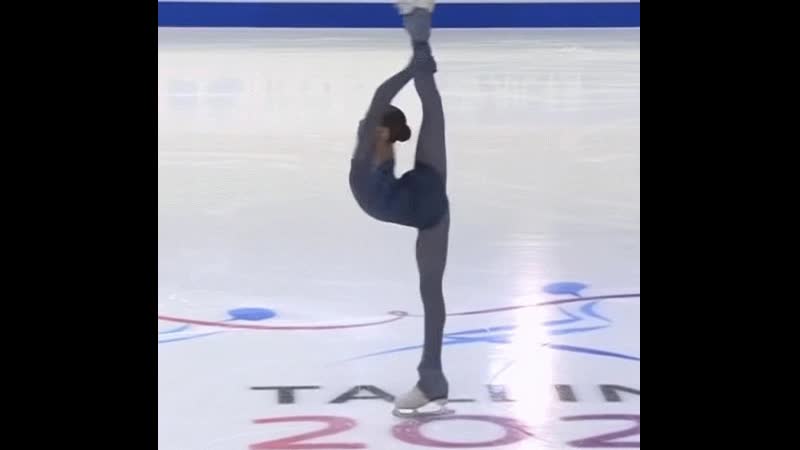 Гимнастки и фигуристки делают бильман