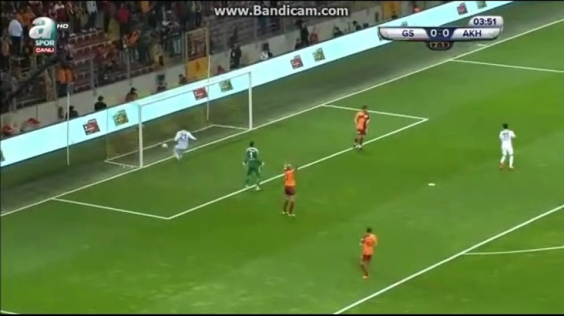 Селезнев забивает в ворота галатасарая