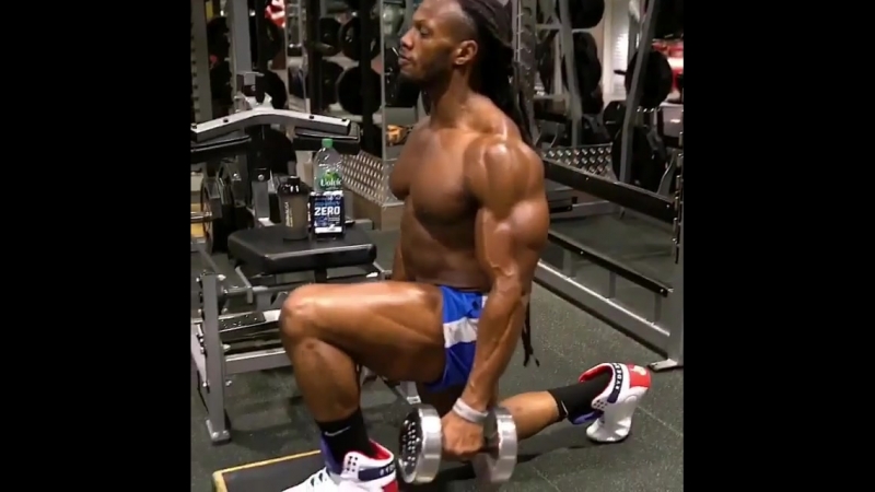 Тренироа ног выпады с гантелями