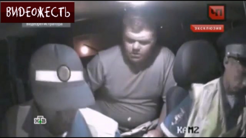 Мужик режет ножом двух полицейских в машине дпс © видеожесть