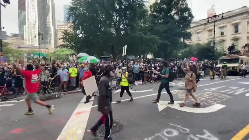 Полицейские нью йорка под свист и негодование протестующих уходят из здания ратуши нью йорка