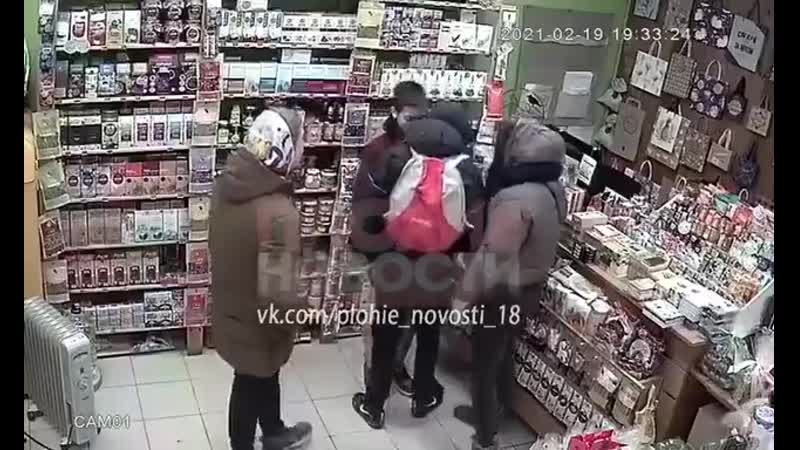 В самаре группа пьяных молодые пришла грабить продуктовый магазин