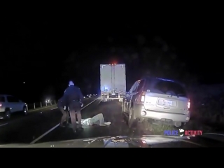 Американский коп стреляет в человека, приняв бумажник за пистолет