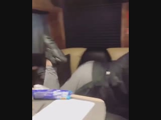 Джош дан виляет попой под ари паблик sunshine ariana