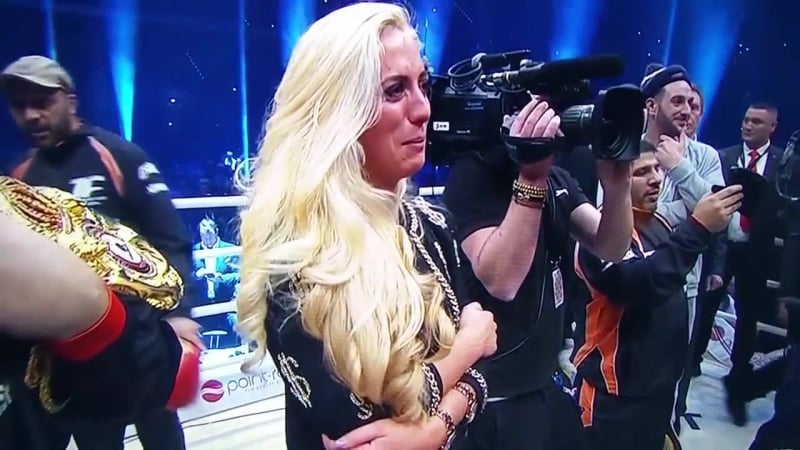 Тайсон фьюри поёт своей жене)