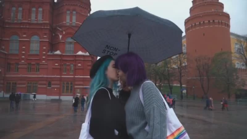 Девушки сосутся лезби поцелуй