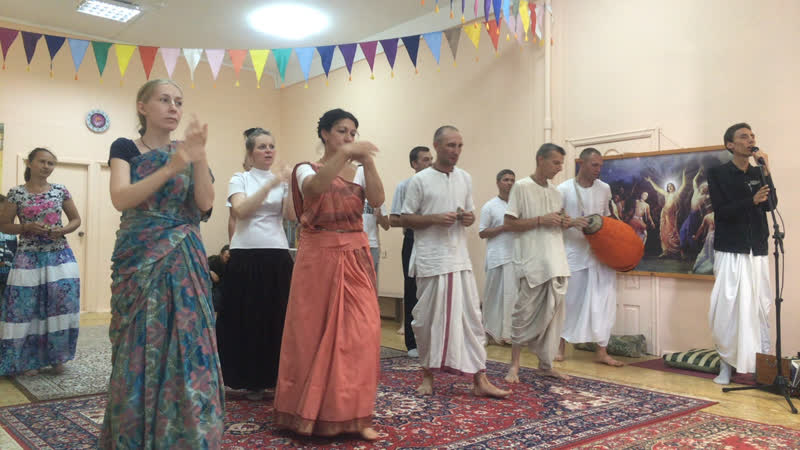 Арати в гауранге началось, скоро прасад )