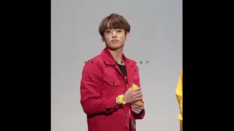 Чонгу играется с бананом