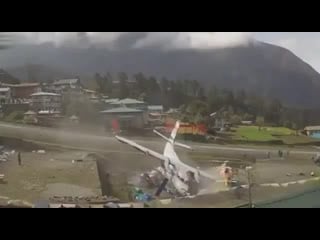 Авиакатастрофа пассажирский самолет столкнулся с вертолетом во время посадки на аэродроме в непале ужас шок трагедия 18+