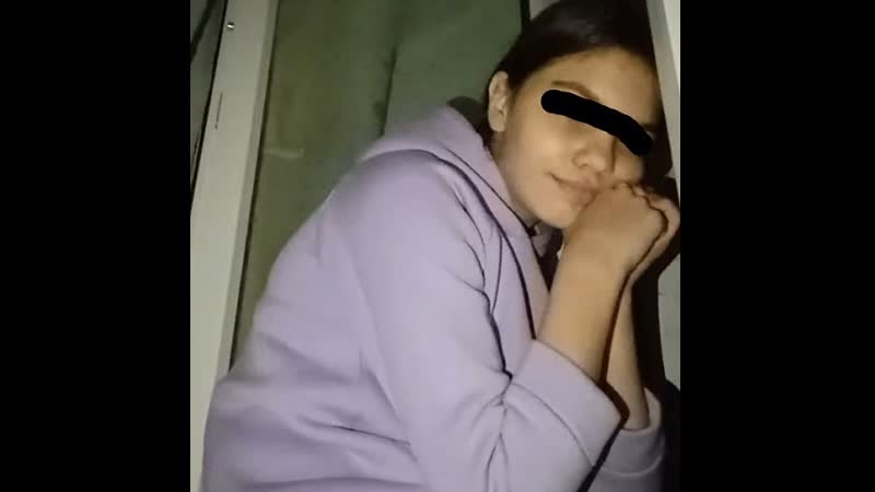 В саратове из окна многоэтажки выпрыгнула 18 летняя школьница, при этом она вела прямую трансляцию в соцсети