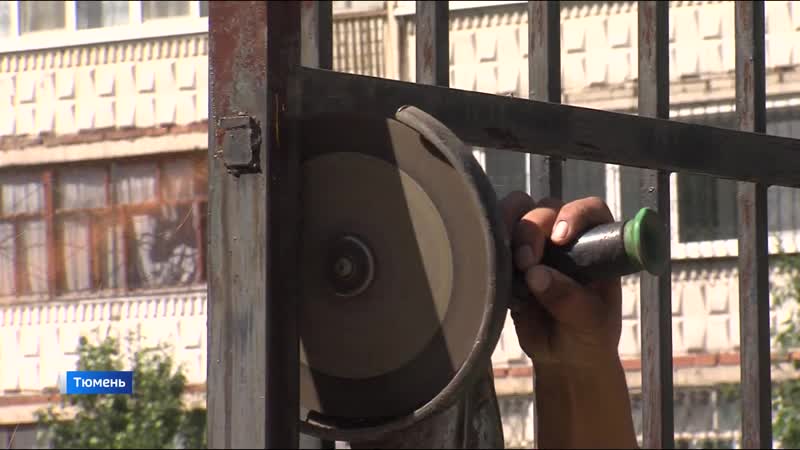 Самовольно возведенную паркоу в тюменском дворе демонтировали