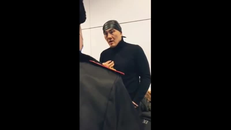 Казах красавчик! на пальцах объяснил полиции,что они занимаются геноцидом