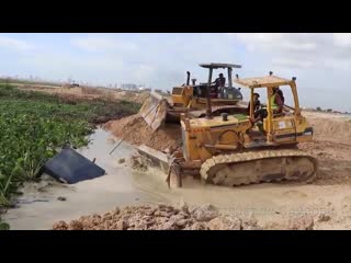 អបលរញដធលកកនងទកជរ bulldozer accident sink underwater recovery by bulldozer excavator cut 001