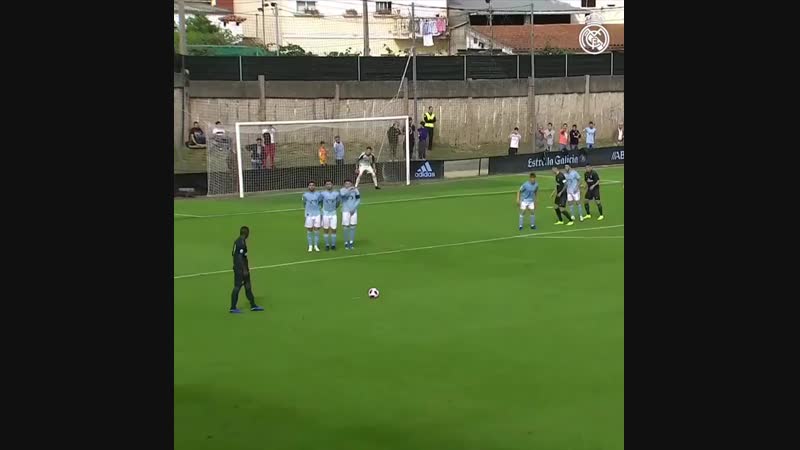 Винисиус жуниор со штрафного