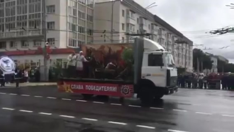 На парадзе ў віцебску грузавік з "партызанамі" праверыў тармазы