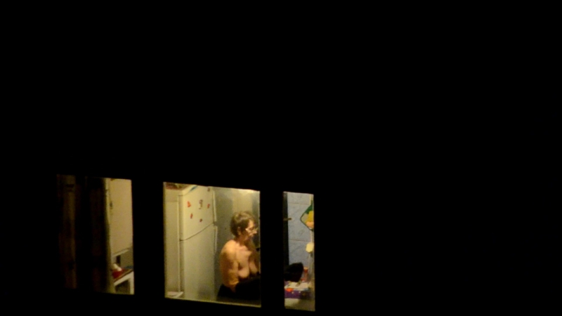 Бестыжая тетя мусорит в окошко или ушки спаниеля )))