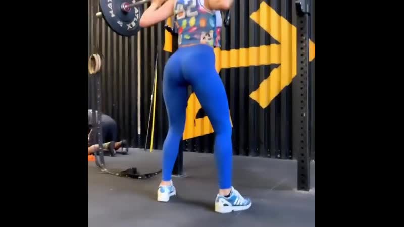 Вот это задница! девушка приседает со штангой