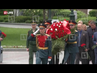 "кубинской пятёрке" подарили майку с фиделем кастро, патриархом и папой римским