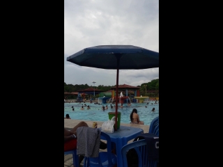 Se refrescando de um intenso calor no amazonas em um balneario local