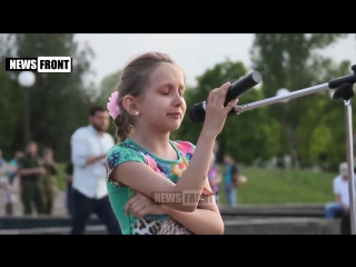 Девочка читает стихотворение на митинге реквиеме памяти алексея мозгового