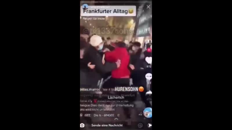 Негр дро*ит посреди оживлённой улицы, местные жители радостно снимают всё на видео и одобрительно кричат