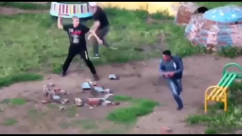 В нижнекамске во дворе разразилась массовая драка причина этой драки и виновники неизвестны в полицию реальные пацаны заявлени